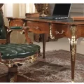 میز چوبی سنتی به همراه یک صندلی چوبی
